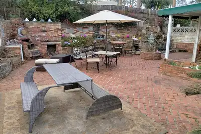 Image de Cozy Cottage - Walkable to Angc- 2 bd 2 br w/ multiple sleeping spaces