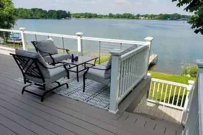 Image de Discover Lake Breezes—an exquisite 1500sqft, 3 bedroom lakeside sanctuary