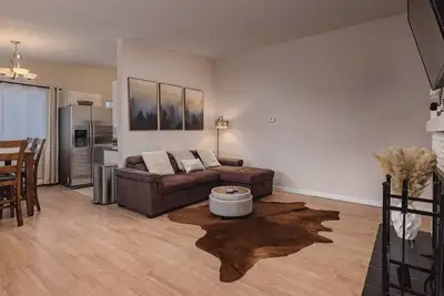 Image de Entire Duplex! Downtown 4 Bdr - King beds