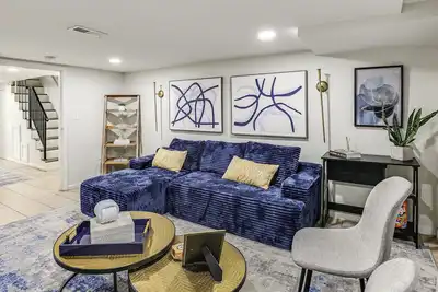 Walk to Patterson Park! Pet-Friendly Townhome