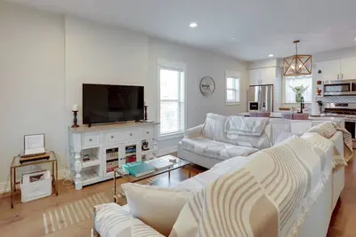 Image de Near Freeways! Centrally Located Denver Retreat