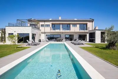 Image de Brand-New 5-Br Villa with Pool & Sauna Retreat