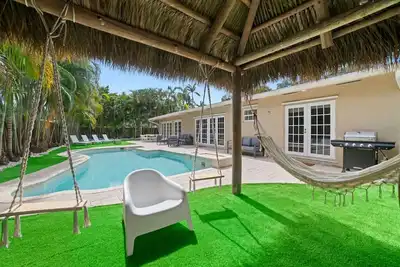 Image de Tropical hideaway | private pool | tiki | beach