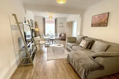 Image de Cottage with breathtaking views of the Rhondda Valley.