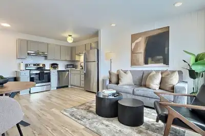 Image de King Suite, Free Parking, Near Downtown Hotspots