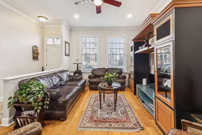 Image de Heart of Queen Village 3 bedrooms, 3. 2 baths, finished basement patiSecure parking