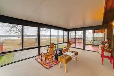 Image de Steps to Shore: Group Getaway on Kentucky Lake!