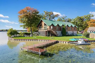 Image de Brilliant 7br Lakefront Home w/ Indoor Hot Tub and Private Dock, Kayaks, Firepit