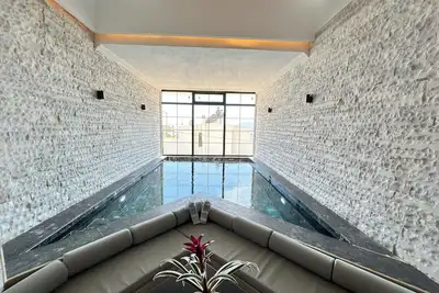 Image de Stunning loft with designer indoor pool and jacuzzi with 8 meter high ceilings