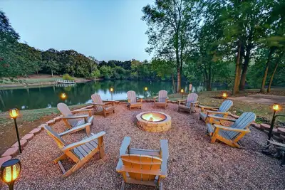 Image de Luxury Lake Texoma Retreat – Hot Tub, Fishing Pond, Fire Pit
