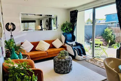 Image de 10 minutes walk to the new Stadium. 2 bedroom City Apartment, close to Amenities