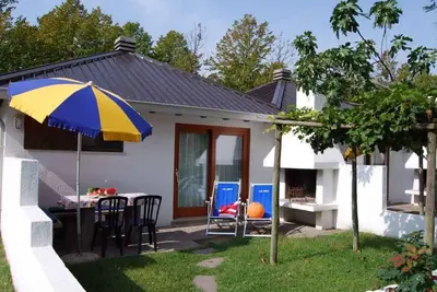 Image de Bungalow avec climatisation et jardin