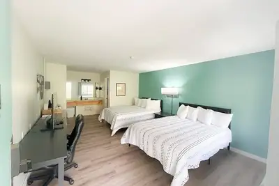 Image de Boutique Studio with Jetted Tub. Walk to Town