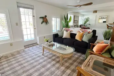 Image de Poolside Palms & Oak; heated saltwater pool, 10 min to beach, A/C, dog-friendly