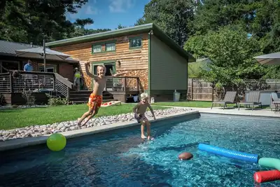Image de In-Town Poolside Luxury