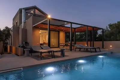 Image de A luxury family-sized villa with pool and garden