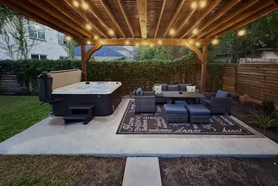 Image de 2br Private Home 1 Block from Tsu & Near Uh | Sleeps 6 | Hot Tub | Free Parking