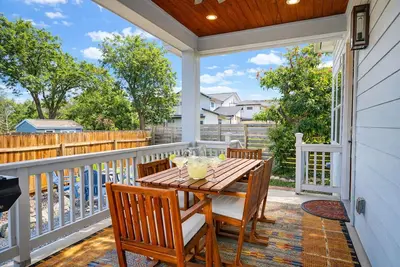 Image de Modern Home + Firepit + Balcony + Near East Austin | Chestnut Ember by AvantStay