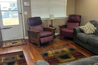 Image de 3br 2bath house, large kitchen, fenced backyard, deck&wheel chair ramp on back.