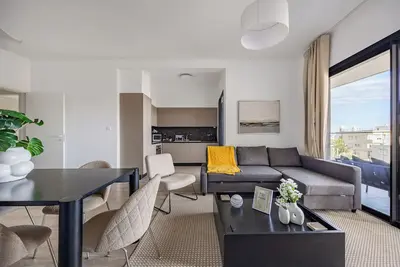 Image de 102 Piliou - Vue sur la ville et accès à la piscine commune sur le toit