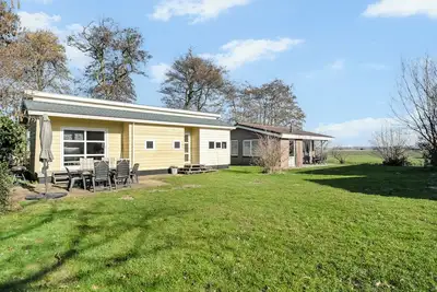 Image de Chalet Zeekraal is a comfortable holiday home in Groote Keeten for 6 guests. Featuring 3 bedrooms, an open kitchen and a peaceful location near the beach, it’s perfect for a relaxing seaside holiday in North Holland.