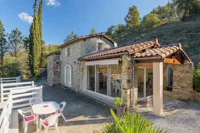 Image de Gîte de la Troulière : Vue sur le lac, terrasse privée et jardin privatif