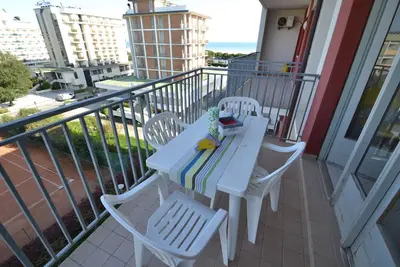 Image de Appartement coloré avec vue sur la mer