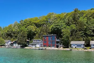 Image de New! Eagles Landing - Large and Luxurious Newly-Constructed Lakefront Home Right On Crystal Lake! Absolutely Gorgeous!