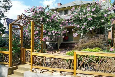 Image de The Cozy Cottage in the Heart of Downtown - 300 5-Star reviews!