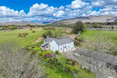 Image de Recently refurbished historic family farmhouse | Allt-Goch
