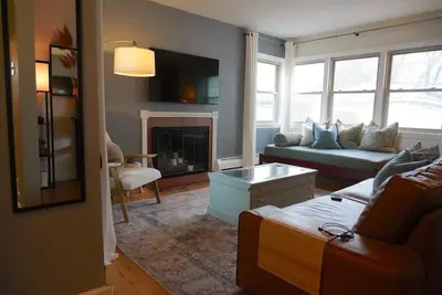 Image de Phenomenal 2-bedroom house in charming Elmhurst