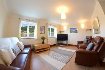 Image de Maison-Famille-Salle de bain privée-Vue plage-Glanmordy 3 Yellow