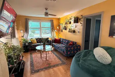 Image de Cozy 2-bedroom cottage near Nas/Downtown