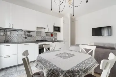 Image de GuestHost - A cozy and elegant 40 square meters apartment, perfect for four people, located on the second floor of a building without a lift. The property is strategically located, very close to the Istria M5 metro station: guests will be able to explore