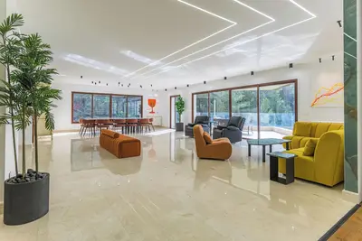 Image de Luxurious penthouse facing sea & Nature/hot tube/fire pit/tv 96 inch for movies