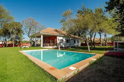 Image de Casa La Almunia : Piscine Privée, Wi-Fi et Climatisation à Chiclana