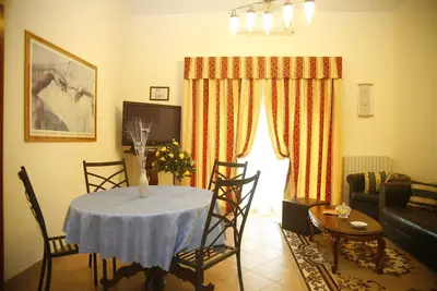 Image de Chambre 'Bandb Cindy - Chambre Jaune' avec jardin commun, Wi-Fi et climatisation
