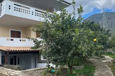 Image de A modern farmhouse with big garden