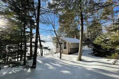 Image de Waterfront 'Wildflower Cottage' w/ Private Dock!