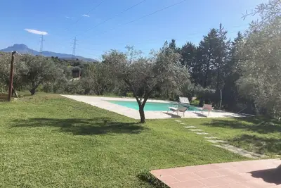 Image de Villa per famiglie con piscina immersa nel verde a pochi km dal mare.