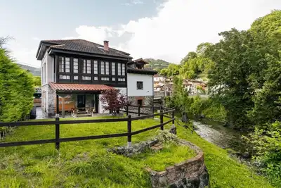 Image de Maison de vacances 'El Reinazu' avec vue montagne, terrasse privée et Wi-Fi