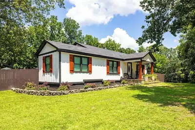 Image de Farmhouse style w/ a pool & hot tub