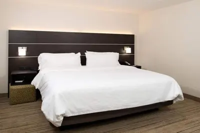 Image de Relax in a Stylish Room Near Cincinnati Zoo & Botanical Garden – 12 Miles Away