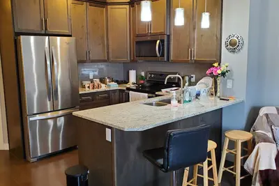 Image de Conv. Located 2Bd Top Fl. Condo w/Balcony. Walk 2 All Amenities, Near Freeways.