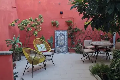 Image de Logement avec jardin dans le centre historique et à 10 minutes de la mer. Idéal