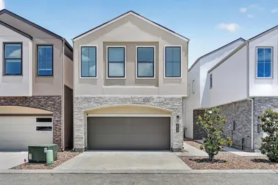 Image de Modern 3-Story Home | Terrace + Office | Galleria