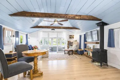 Image de With an easy, scenic walk to the beach, you'll enjoy daily tides and sunsets.