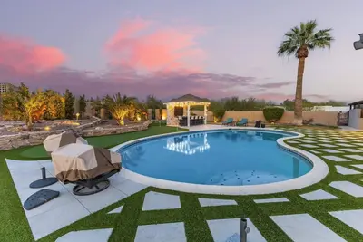 Image de Spacious Camelback View Home with Pool & Firepit