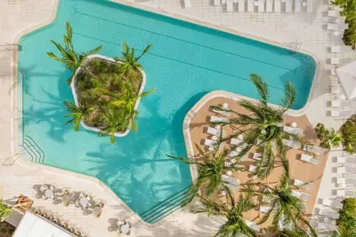 Image de 40th floor lux condo with pool, gym & spa access!