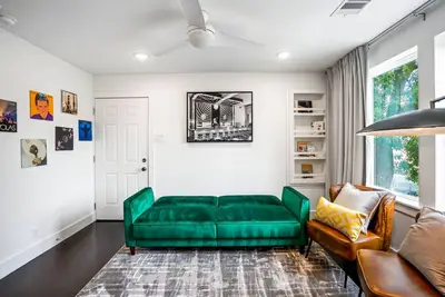 Image de Cozy and stylish second floor home with full kitchen, Wifi, patio, dog-friendly